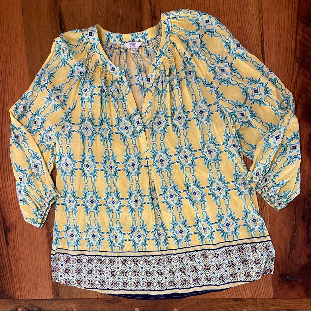 crown & ivy V-Neck Top in Beautiful Yellow and Blue Print, Size Large